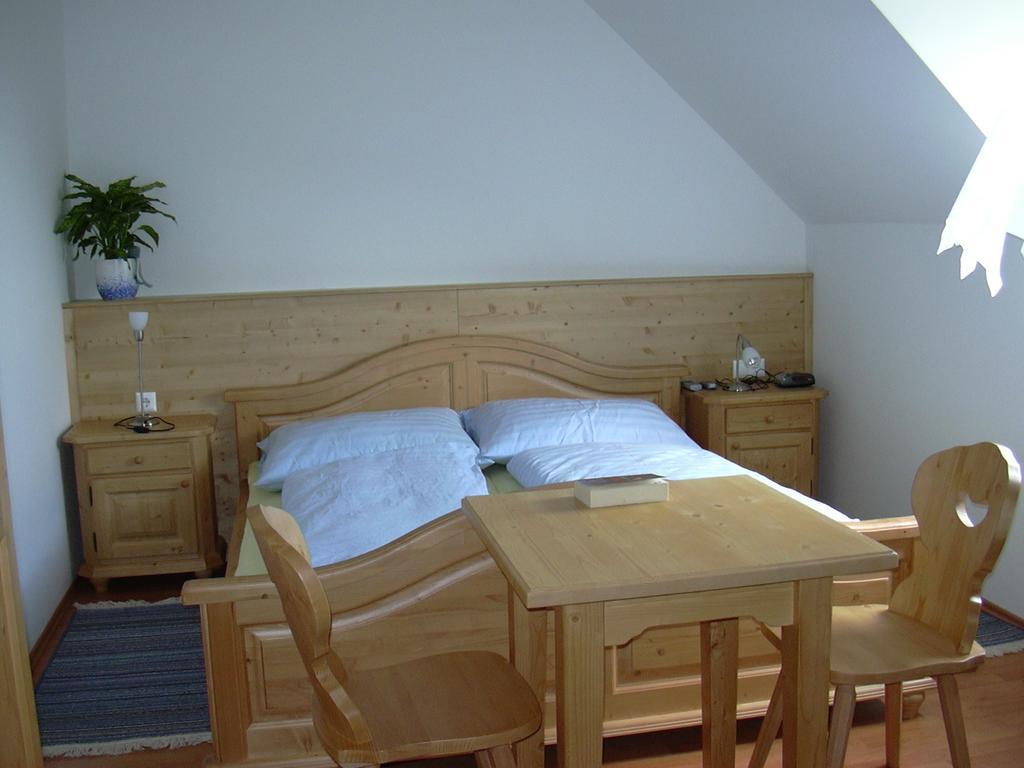 Weingut Gaestezimmer Gruber Ehrenhausen Habitación foto